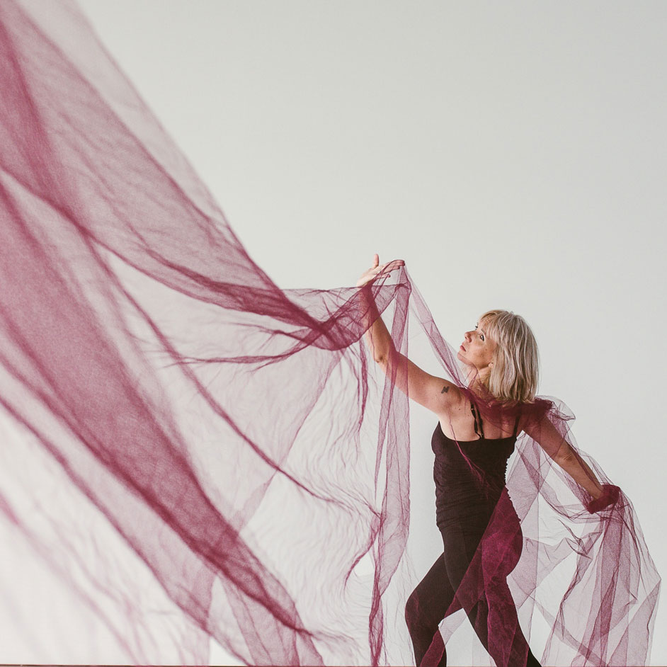 Virginia Duivenvoorden moves with a long purple scarf
